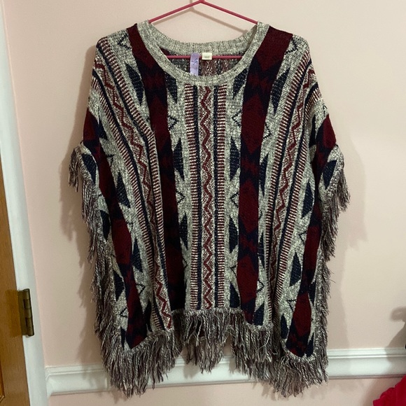 Alya | beautiful poncho sweater - Picture 1 of 4
